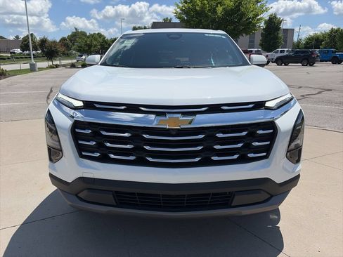 Used 2026 Chevrolet Equinox LT FWD image 3