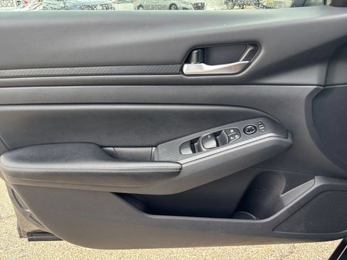 Used 2025 Nissan Altima 2.5 SV FWD image 18