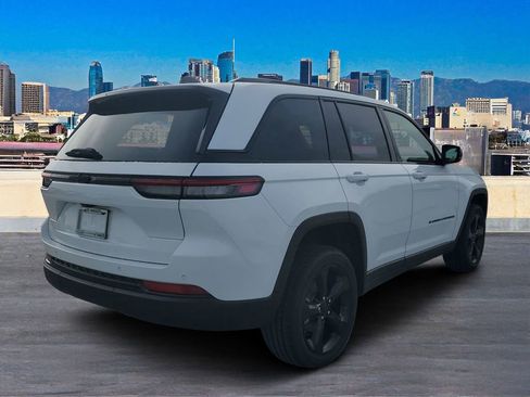 New 2025 Jeep Grand Cherokee Altitude image 4