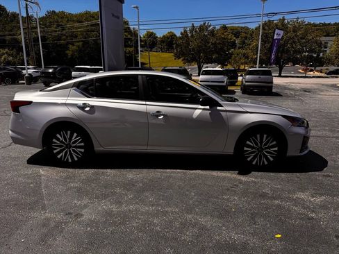 Used 2025 Nissan Altima 2.5 SV FWD image 5