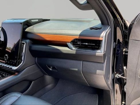 Used 2025 GMC Yukon Denali AWD/4WD image 19