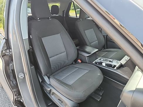 Used 2024 Ford Explorer XLT AWD/4WD image 40