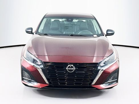 Used 2024 Nissan Altima 2.5 SV image 2