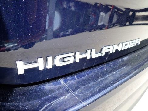 Used 2022 Toyota Highlander XLE AWD/4WD image 7