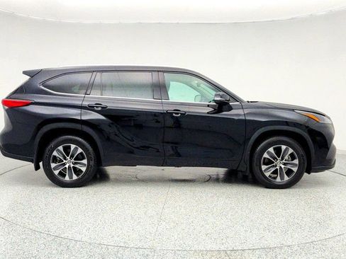Used 2021 Toyota Highlander XLE image 4