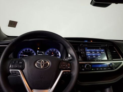 Used 2019 Toyota Highlander XLE image 14