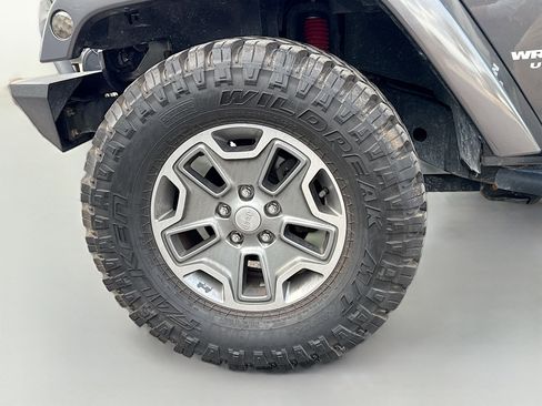 Used 2017 Jeep Wrangler Unlimited Rubicon w/ Dual Top Group AWD/4WD image 37