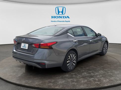 Used 2024 Nissan Altima 2.5 SV FWD image 5