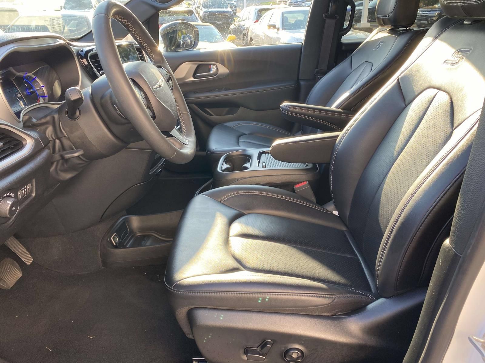 Used 2024 Chrysler Pacifica Limited FWD image 25