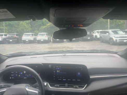 Used 2025 Chevrolet Equinox LT FWD image 34
