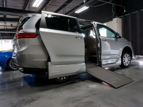 Used 2019 Toyota Sienna XLE Premium FWD image 80
