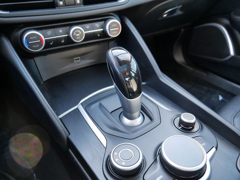 Used 2018 Alfa Romeo Giulia AWD image 27