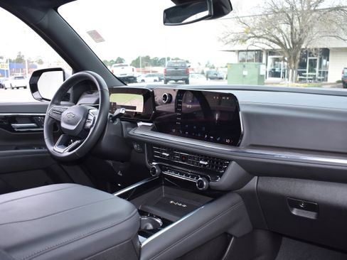 Used 2025 Chevrolet Suburban Z71 image 31