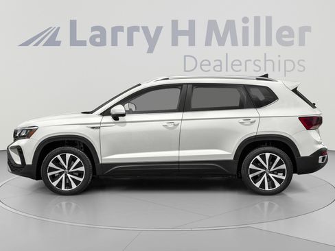Used 2024 Volkswagen Taos SE w/ Panoramic Sunroof Package AWD/4WD image 3