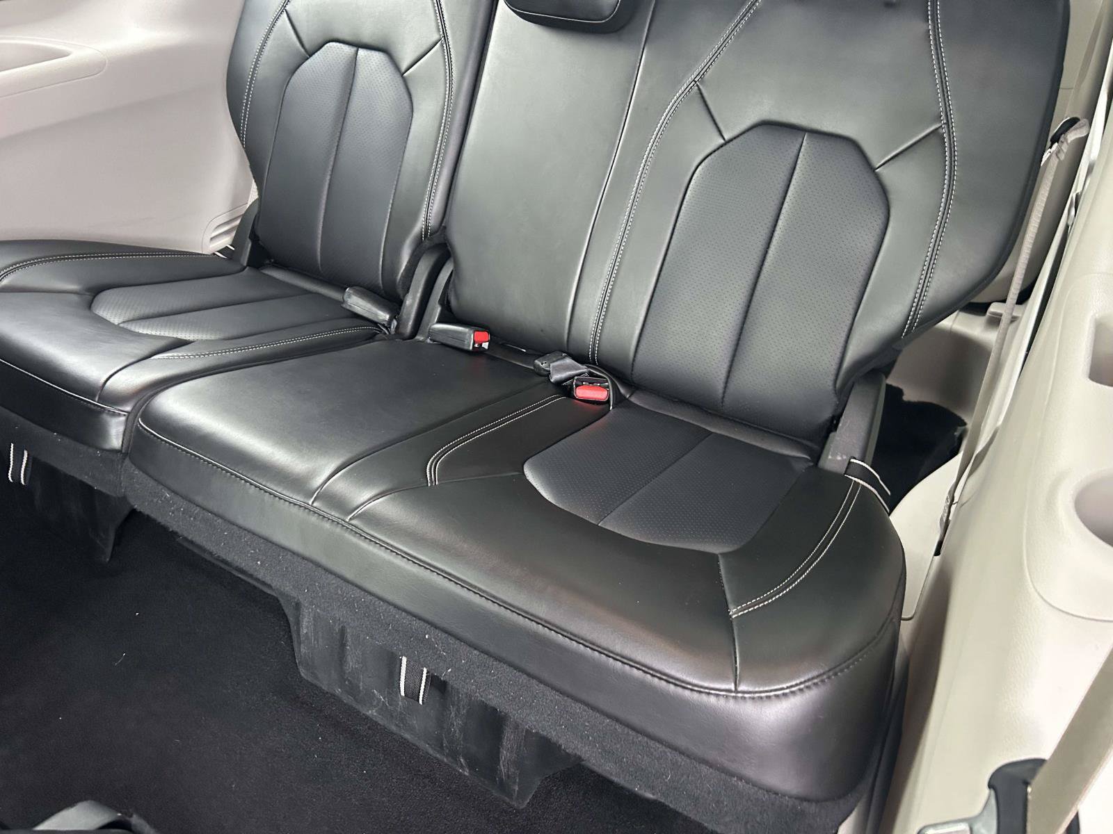 Used 2023 Chrysler Pacifica Touring-L FWD image 15