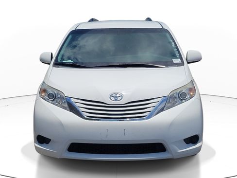 Used 2015 Toyota Sienna LE FWD image 2