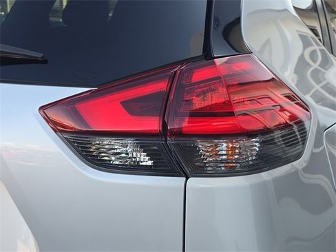 Used 2017 Nissan Rogue SL w/ SL Premium Package image 8