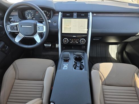 New 2026 Land Rover Discovery Dynamic SE image 4