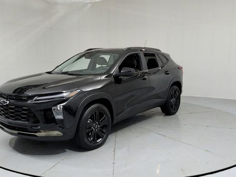 Used 2025 Chevrolet Trax ACTIV w/ Driver Confidence Package FWD image 1