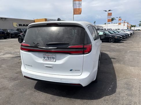 Used 2024 Chrysler Pacifica Limited FWD image 15