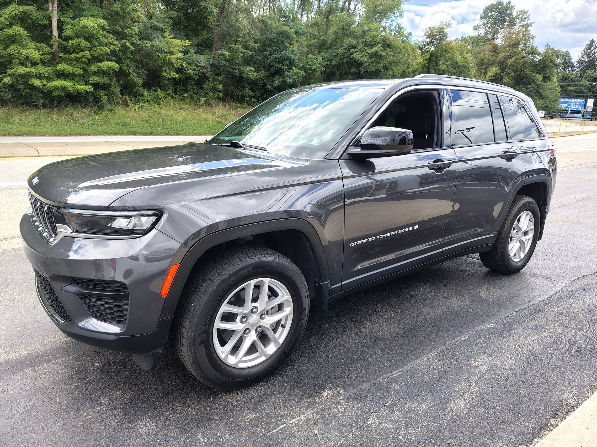 Used 2025 Jeep Grand Cherokee Laredo X w/ Luxury Tech Group I AWD/4WD image 4
