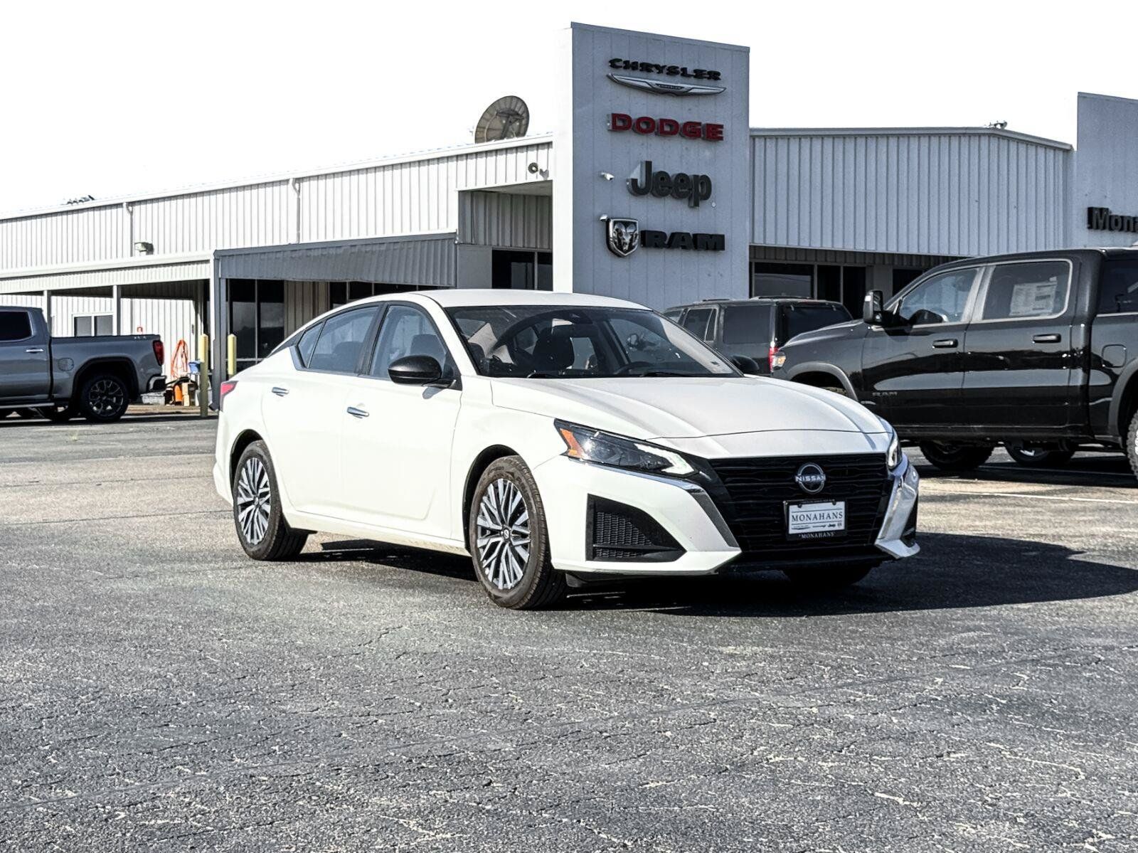Used 2025 Nissan Altima 2.5 SV FWD image 5
