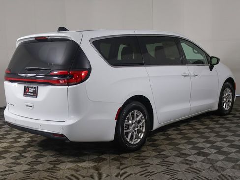 Used 2024 Chrysler Pacifica Touring-L image 12