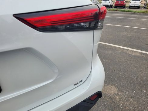 Used 2023 Toyota Highlander XLE image 7