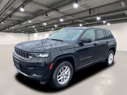 Used 2023 Jeep Grand Cherokee Laredo image 3