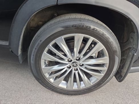 Used 2024 Toyota Highlander Platinum image 8