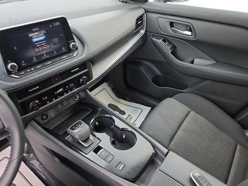 Used 2025 Nissan Rogue SV FWD image 21