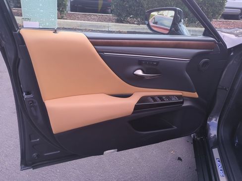 Certified 2025 Lexus ES 300h w/ Premium Package image 14