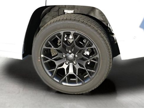 New 2025 Jeep Grand Cherokee Summit image 9