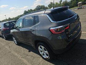 Used 2019 Jeep Compass Latitude w/ Popular Equipment Group AWD/4WD image 3