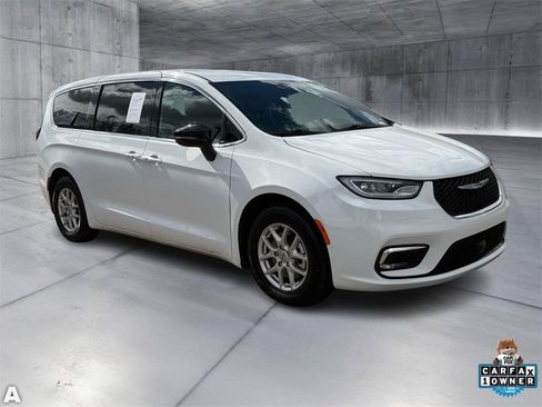 Certified 2025 Chrysler Pacifica Select image 9