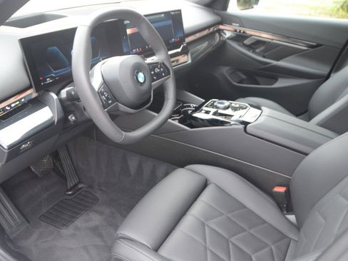 Used 2025 BMW 540i xDrive w/ Premium Package image 2