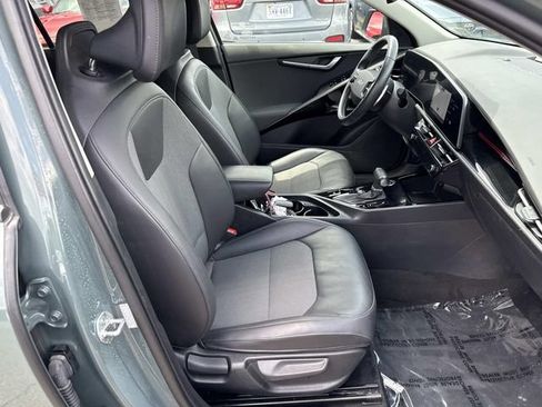 Used 2023 Kia Niro EX FWD image 9