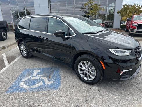 New 2026 Chrysler Pacifica Select image 40