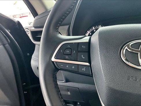 Used 2025 Toyota Highlander LE FWD image 11