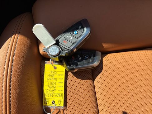 Used 2023 BMW 330i Sedan w/ Premium Package image 32