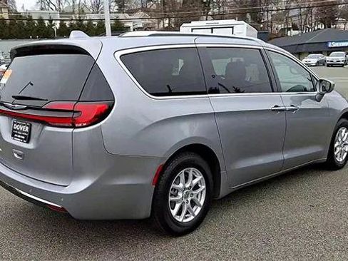 Certified 2021 Chrysler Pacifica Touring-L image 8