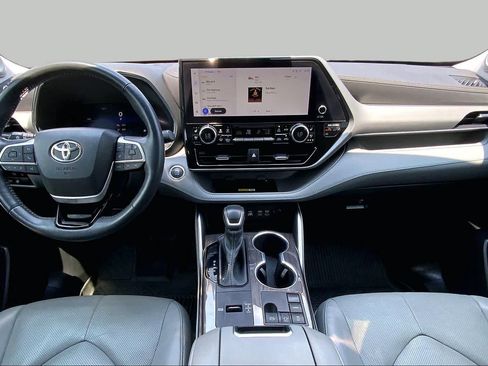 Used 2023 Toyota Highlander Platinum FWD image 16
