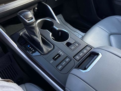 Used 2021 Toyota Highlander XLE image 26