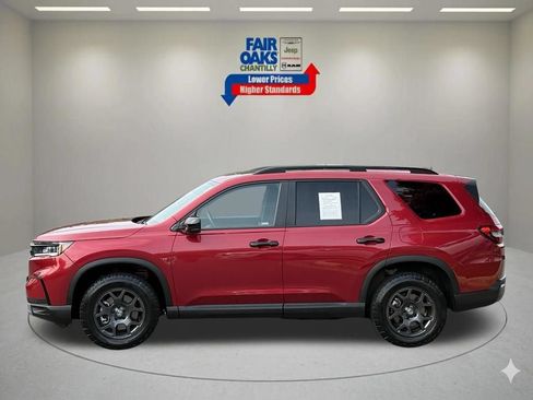 Used 2025 Honda Pilot TrailSport image 11