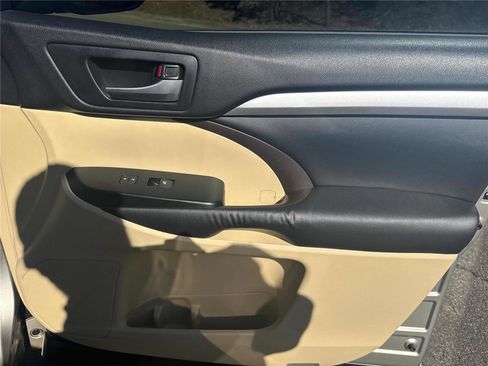 Used 2015 Toyota Highlander XLE image 25