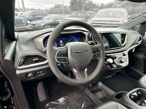 New 2026 Chrysler Pacifica Select image 11