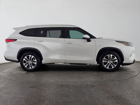 Used 2023 Toyota Highlander XLE FWD image 2
