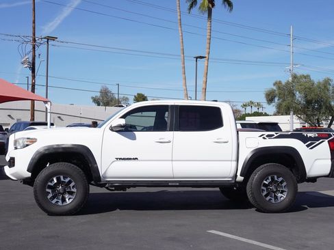 Used 2018 Toyota Tacoma TRD Off-Road w/ Technology Package image 2