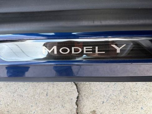 Used 2021 Tesla Model Y Long Range AWD/4WD image 27