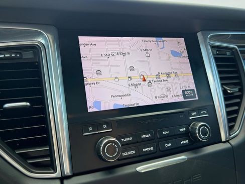 Used 2017 Porsche Macan Turbo image 59